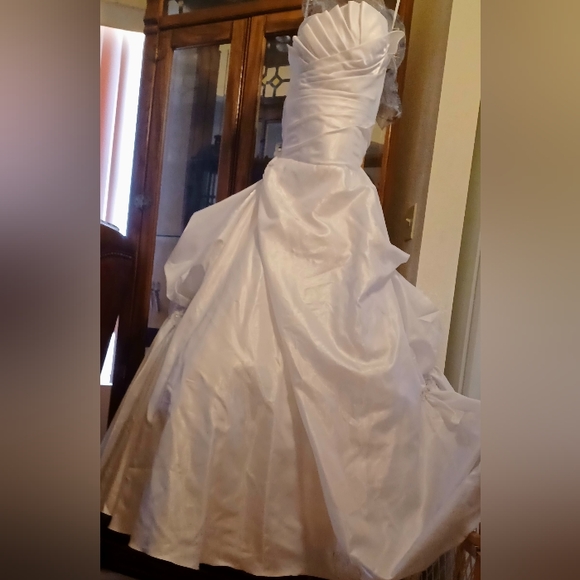 Wedding dress  size 8/6. Marked 8 Lace up back. - Picture 2 of 11